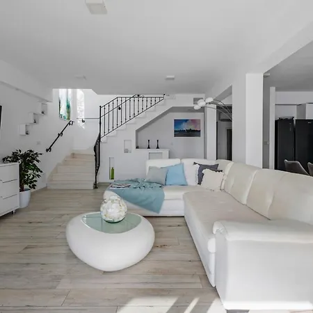 Seafront Azzurro With Heated Pool Stanici