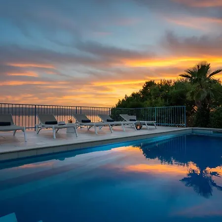 Villa Seafront Azzurro With Heated Pool *