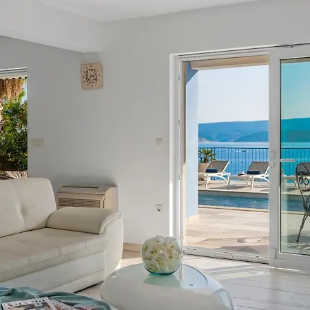 Villa Seafront Azzurro With Heated Pool Stanici