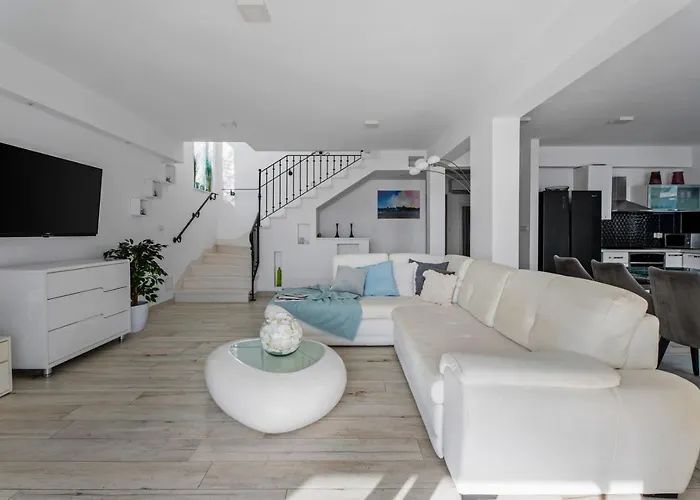 Seafront Azzurro With Heated Pool Stanici
